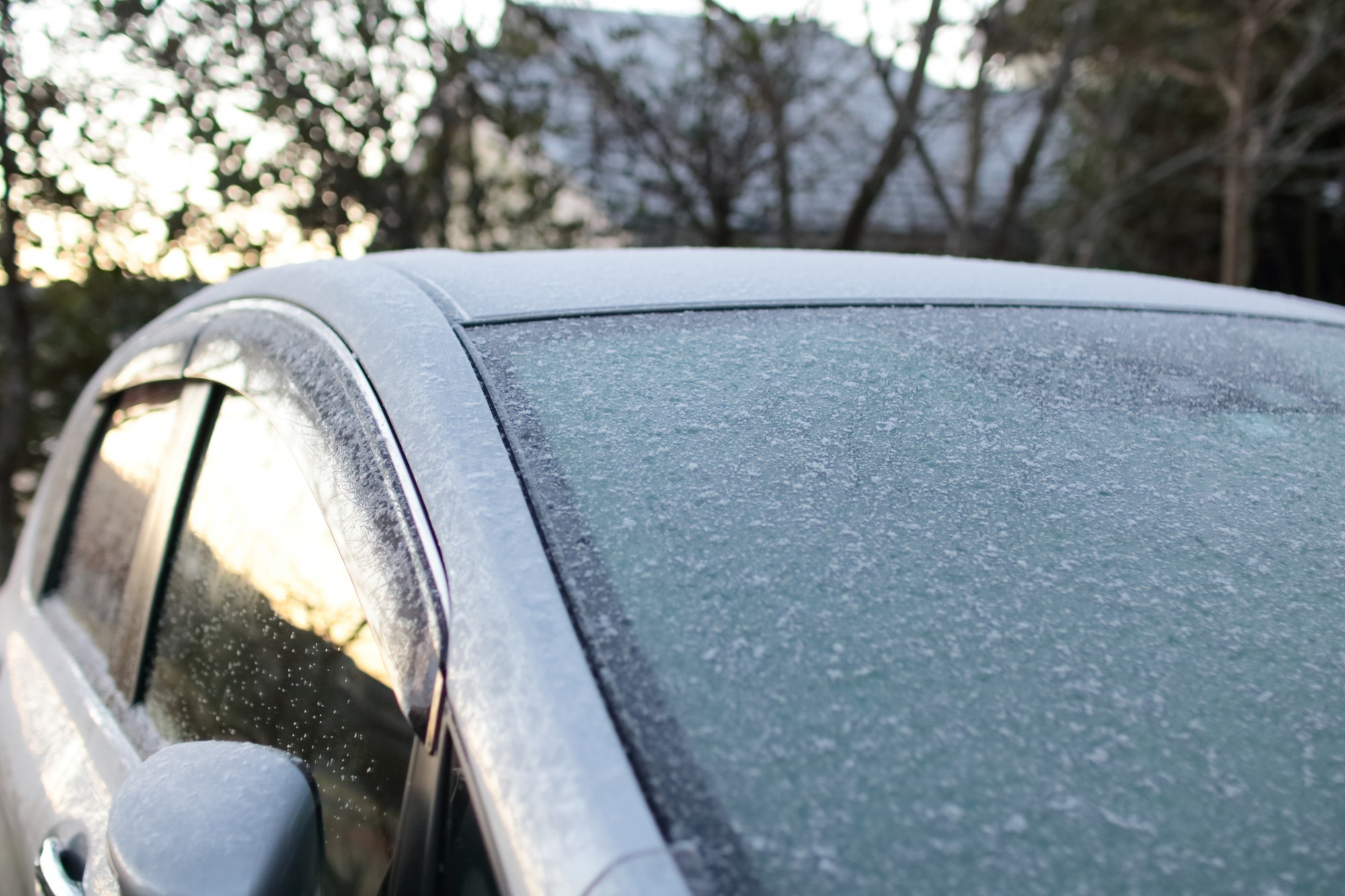 簡単かつ短時間でできる 車のフロントガラスが凍った時の対処と凍結防止対策